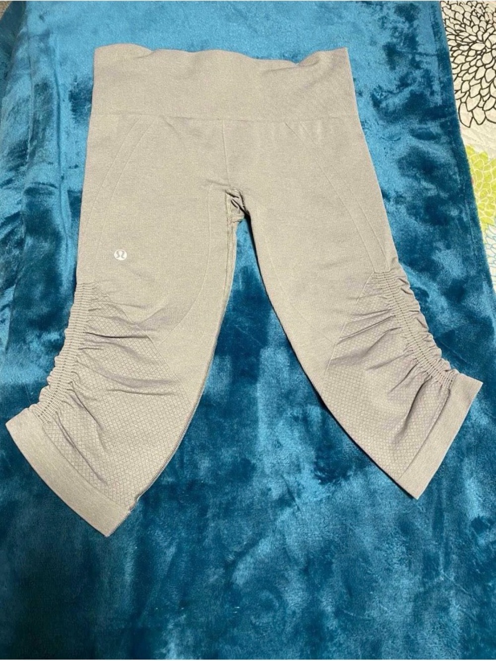 LULULEMON “ IN THE FLOW GREY CROPS - Picture 2 of 6